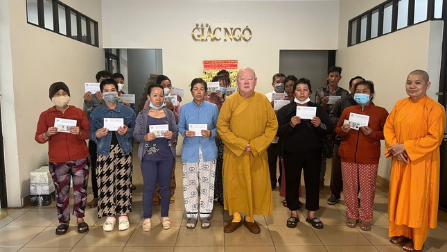Các bệnh nhân nhận tiền hỗ trợ của bạn đọc Báo Giác Ngộ - Ảnh: BTTXHBGN