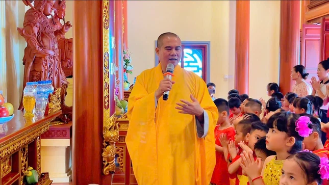 Đại đúc Thích Chúc Huy hướng dẫn các cháu trong buổi sinh hoạt tại chùa Phượng Hoàng Đại đúc Thích Chúc Huy hướng dẫn các cháu trong buổi sinh hoạt tại chùa Phượng Hoàng