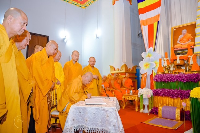 Hòa thượng Thích Huệ Thông đại diện GHPGVN viết sổ tang phân ưu