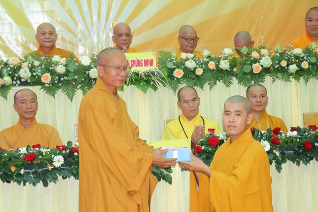 Đại đức Thích Đạt Ma Chí Thục đã trao con dấu chùa Thiên Quang cho Đại đức tân trụ trì lưu giữ