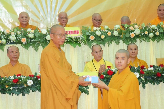 Đại đức Thích Đạt Ma Chí Thục đã trao con dấu chùa Thiên Quang cho Đại đức tân trụ trì lưu giữ