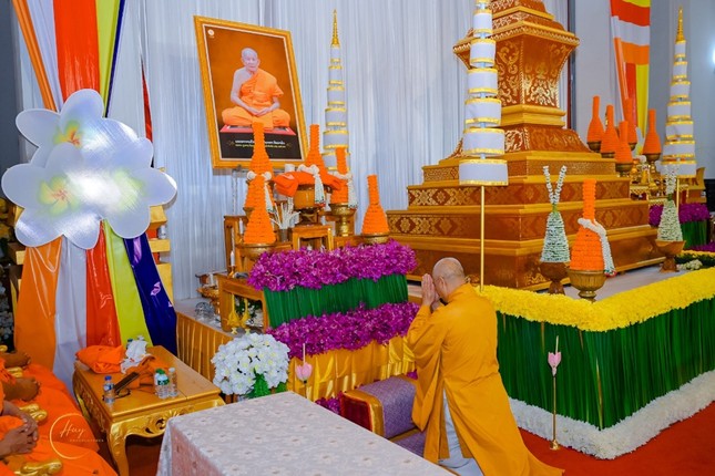 Hòa thượng Thích Huệ Thông đảnh lễ tại Giác linh đường Đại lão Hòa thượng Hòa thượng Maha Bounma Simaphom