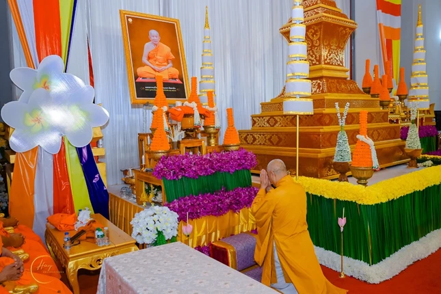 Hòa thượng Thích Huệ Thông đảnh lễ tại Giác linh đường Đại lão Hòa thượng Hòa thượng Maha Bounma Simaphom