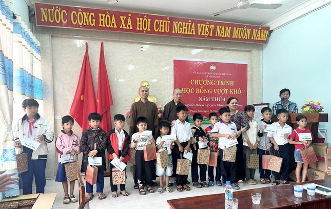 Đoàn từ thiện trao quà đến học sinh xã Phước Sơn - Ảnh: ĐQ