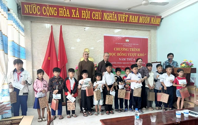 Đoàn từ thiện trao quà đến học sinh xã Phước Sơn - Ảnh: ĐQ