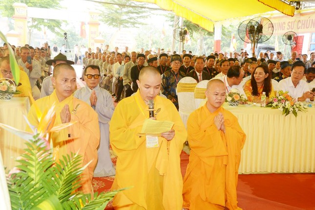 Đại đức Thích Đạo Tánh dâng lời phát nguyện Đại đức Thích Đạo Tánh dâng lời phát nguyện