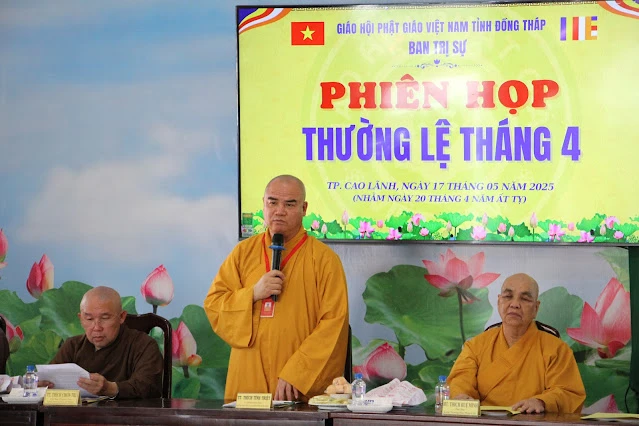 Thượng tọa Thích Tĩnh Triệt chủ trì buổi họp