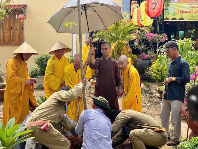 Trồng 150 cây xanh tại chùa Bửu Lâm