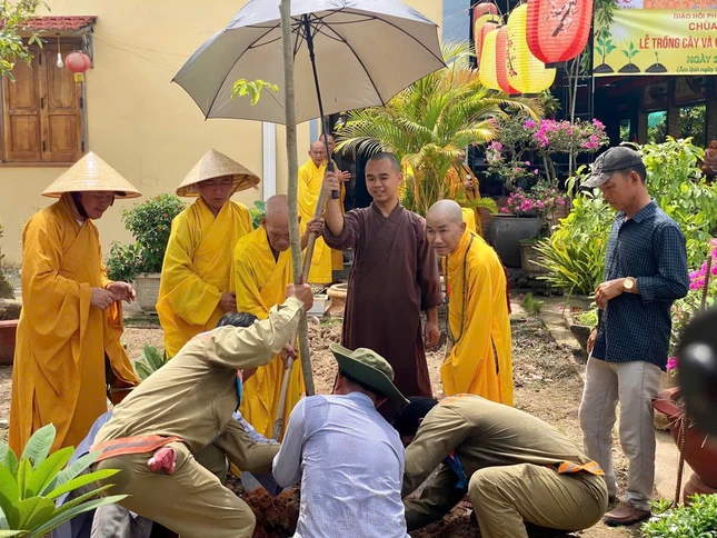 Trồng 150 cây xanh tại chùa Bửu Lâm