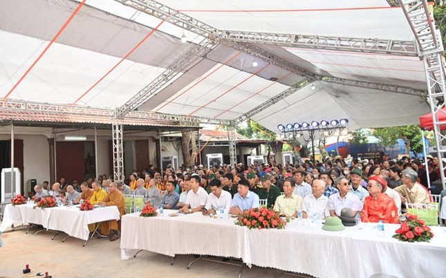 Đại diện chính quyền và bà con nhân dân tham dự Đại diện chính quyền và bà con nhân dân tham dự