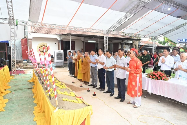 Chư tôn đức cử hành nghi lễ dâng hương, bạch Phật