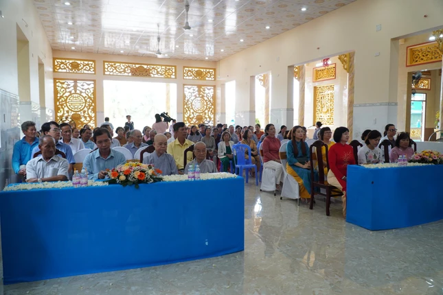 Đại diện các cơ quan và bà con Phật tử tham dự