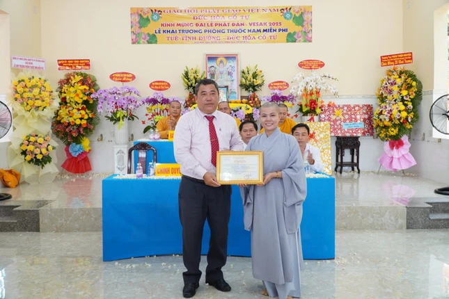 Đại diện Sở Y tế tỉnh Tiền Giang trao giấy phép hoạt động cho phòng thuốc