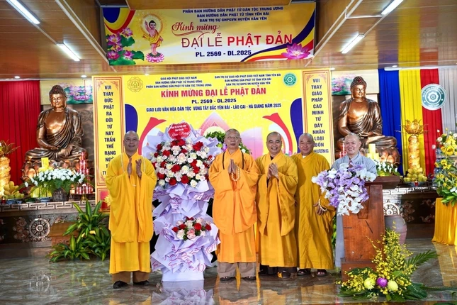 Ban Tổ chức đón nhận những lẵng hoa của chư tôn đức chúc mừng Ban Tổ chức đón nhận những lẵng hoa của chư tôn đức chúc mừng