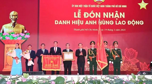 Thay mặt lãnh đạo Đảng và Nhà nước, ông Nguyễn Văn Nên, Ủy viên Bộ Chính trị, Bí thư Thành ủy TP.HCM đã trao tặng danh hiệu Anh hùng Lao động đến Ủy ban MTTQ Việt Nam TPHCM - Ảnh: BTC Thay mặt lãnh đạo Đảng và Nhà nước, ông Nguyễn Văn Nên, Ủy viên Bộ Chính trị, Bí thư Thành ủy TP.HCM đã trao tặng danh hiệu Anh hùng Lao động đến Ủy ban MTTQ Việt Nam TPHCM - Ảnh: BTC