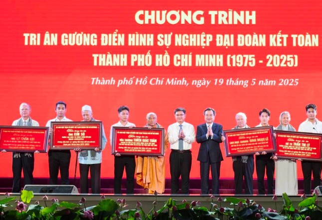 Hòa thượng Thích Giác Toàn được Ủy ban MTTQVN TP.HCM tri ân là tấm gương tiêu biểu điển hình điển hình sự nghiệp đại đoàn kết toàn dân tộc của Thành phố (1975-2025) - Ảnh: BTC