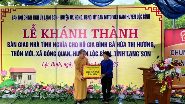 Đại đức Thích Bản Chung, Phó Trưởng ban Thường trực, Trưởng ban Từ thiện xã hội GHPGVN tỉnh Lạng Sơn trao quà mừng tân gia