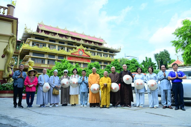 Phái đoàn thăm các tu viện