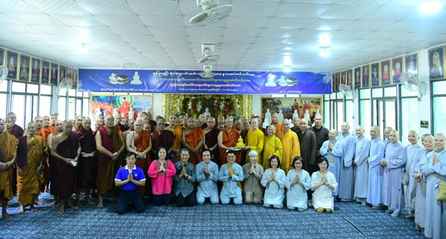 Phái đoàn thăm hỏi, trao quà đến chư tôn đức các cơ sở tự viện tại Myanmar
