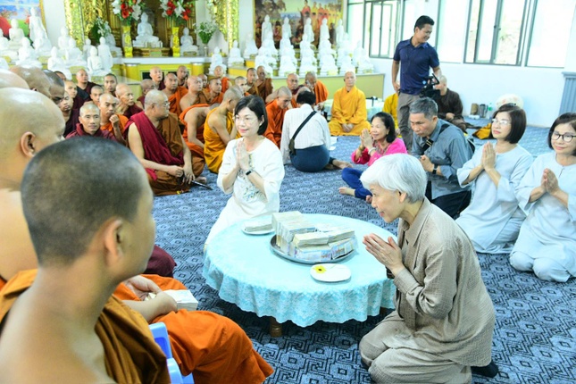 Phật tử trong đoàn đã trao tặng các phần tịnh tài hỗ trợ đến chư tôn đức trụ trì các tự viện tại Mandalay