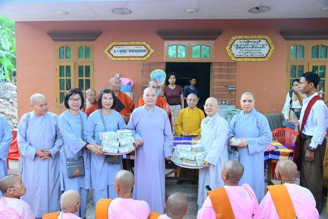Chư Ni Phân ban Ni giới T.Ư và Phân ban Ni giới TP.HCM cúng dường đến các tu nữ thuộc các Ni viện bang Sagaing