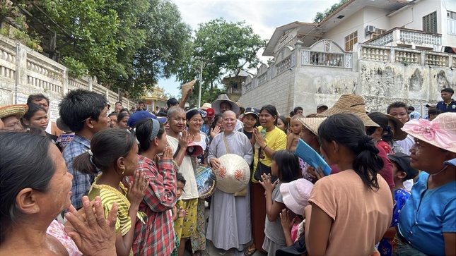 Các thành viên trong đoàn được người dân Myanmar chào đón