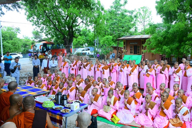 Phái đoàn thăm, hỗ trợ chư Tăng, tu nữ tại bang Sagaing