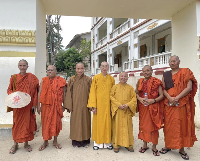 Phái đoàn đã thăm hội trường - nơi diễn ra các kỳ thi quan trọng của các nhà sư trong khu vực bị thiệt hại sau cơn địa chấn kinh hoàng