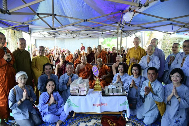 Phái đoàn đã trao tận tay những phần hiện kim đến các nhà sư, tu nữ và 100 vị trụ trì các tu viện thuộc bang Sagaing