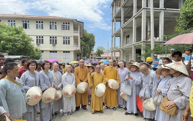 Thăm các gia đình gặp khó khăn do thảm hoạ động đất gây ra