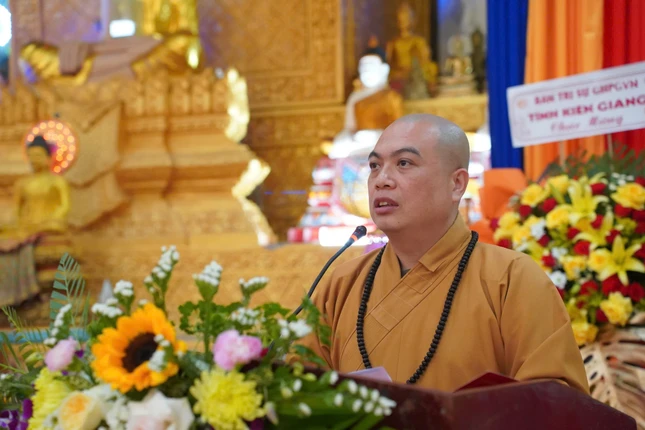 Đại đức Thích Pháp Trí đọc quyết định chuẩn y Ban Giám hiệu Trường Trung cấp Phật học Nam tông Khmer Kiên Giang