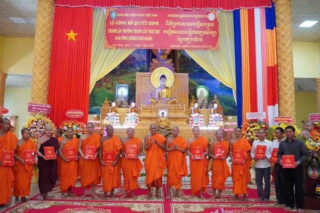 Nhân sự Trường Trung cấp Phật học Nam tông Khmer Kiên Giang nhận quyết định