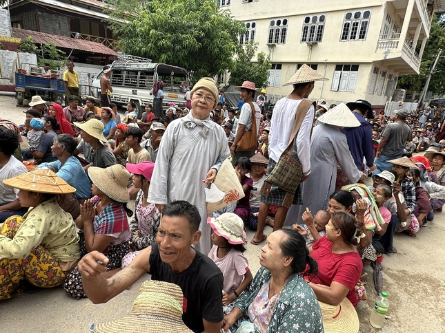 Chuyến thăm, chia sẻ với người dân Myanmar bị ảnh hưởng nặng nề bởi động đất ngày 28-3 vừa qua