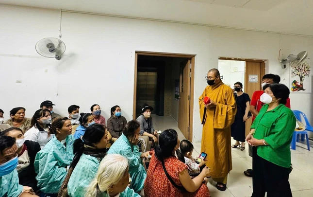 Đại đức Thích Minh Phú và Phật tử chia sẻ viện phí đến bệnh nhân ung bướu - Ảnh: TN Đại đức Thích Minh Phú và Phật tử chia sẻ viện phí đến bệnh nhân ung bướu - Ảnh: TN