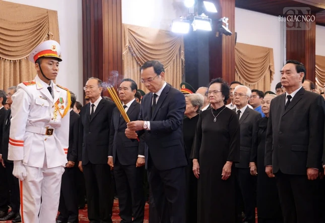 Phái đoàn lãnh đạo, nguyên lãnh đạo Đảng, Nhà nước, Chính phủ, MTTQVN dâng hương tại điểm viếng tang Hội trường Thống Nhất