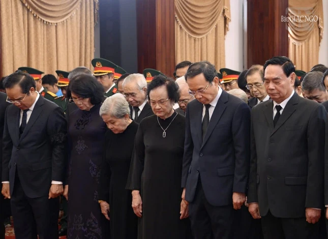 Lãnh đạo Thành ủy, UBND, UBMTTQCN TP.HCM, các vị nguyên lãnh đạo trong phút mặc niệm nguyên Chủ tịch nước Trần Đức Lương