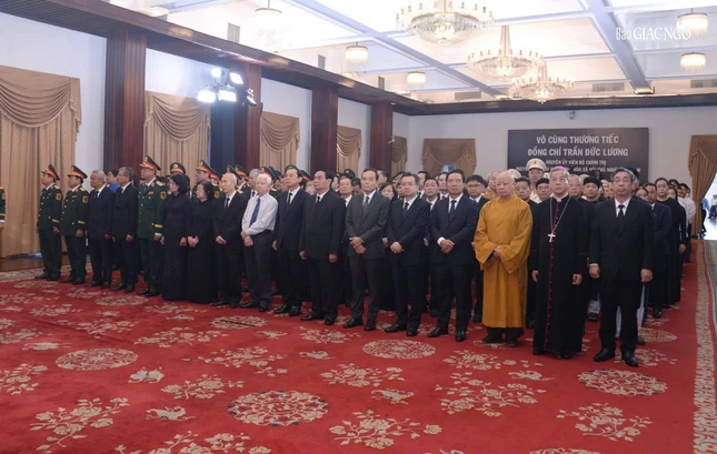 Lãnh đạo, nguyên lãnh đạo trung ương, TP.HCM, các chức sắc tôn giáo tưởng niệm nguyên Chủ tịch nước Trần Đức Lương tại Hội trường Thống Nhất, TP.HCM - Ảnh: Bảo Toàn
