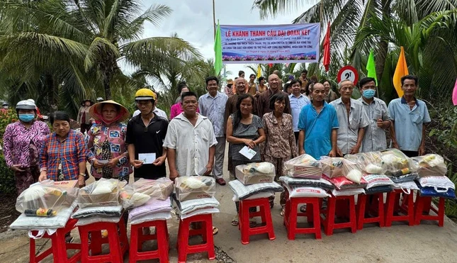 Đoàn từ thiện đã tặng 100 phần quà đến bà con khó khăn H.Cù Lao Dung, Sóc Trăng