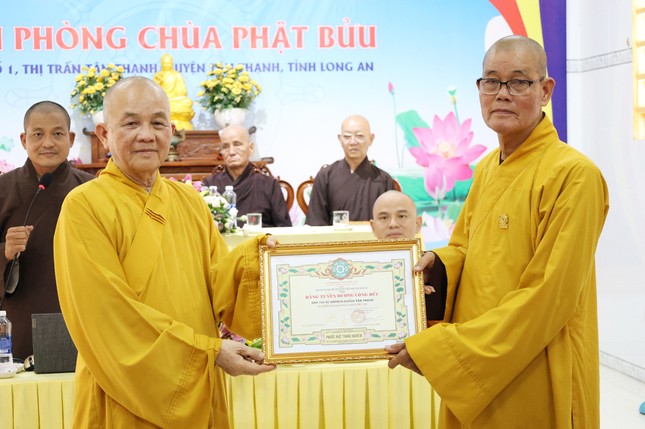 Ban Thường trực Ban Trị sự GHPGVN tỉnh Long An đã trao bằng tuyên dương công đức đến các tập thể, cá nhân