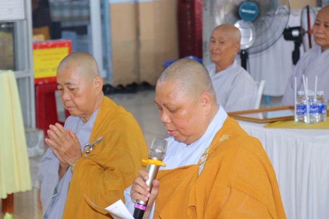 Ni sư Thích nữ Chúc Nghiêm dâng lời phát nguyện Ni sư Thích nữ Chúc Nghiêm dâng lời phát nguyện