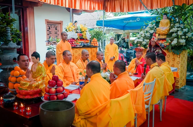 Chư tôn đức trì tụng trong khóa lễ cầu siêu