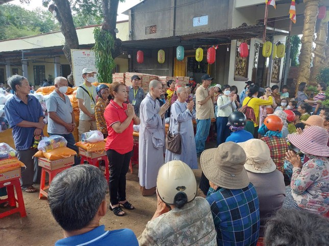 Đoàn từ thiện chia sẻ với bà con có hoàn cảnh khó khăn Đoàn từ thiện chia sẻ với bà con có hoàn cảnh khó khăn