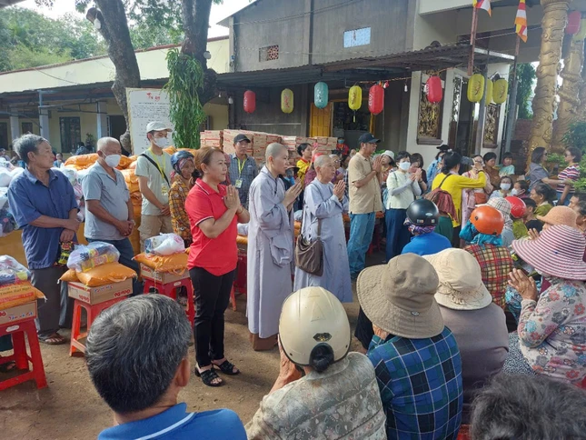 Đoàn từ thiện chia sẻ với bà con có hoàn cảnh khó khăn