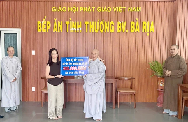 Chị Lê Thị Thu Hà - pháp danh Nguyên Liễu trao bảng 300 triệu đồng đến Ni sư Thích nữ Hạnh Bình thay mặt Ban Điều hành Bếp ăn tình thượng Bệnh viện Bà Rịa tiếp nhận