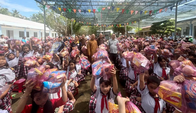 Trao quà cho học sinh Trường Tiểu học Tân Lợi Thạnh