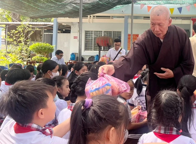 Chùa Minh Giác tổ chức ngày Quốc tế Thiếu nhi cho các bé tại P.Hiệp Bình Chánh