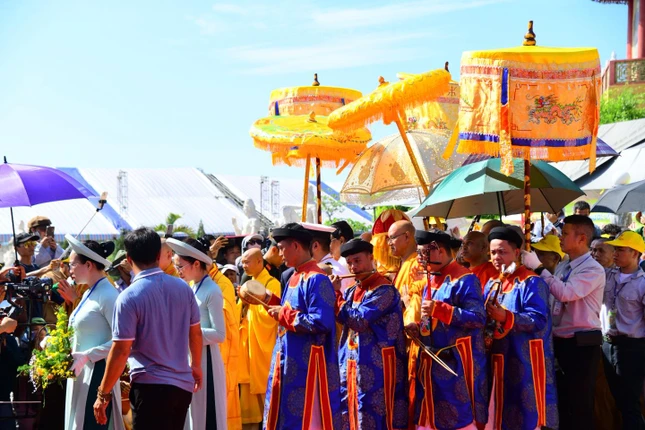 Tăng Ni, Phật tử và người dân đến đảnh lễ, cung tiễn xá-lợi Đức Phật đến sân bay Quốc tế Đà Nẵng và trở lại Ấn Độ