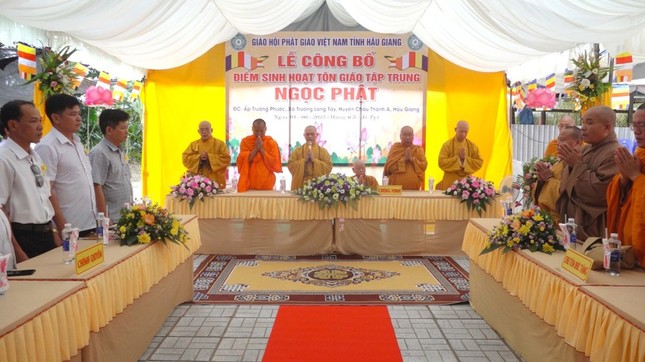 Chư tôn đức và đại diện chính quyền niệm Phật cầu gia bi