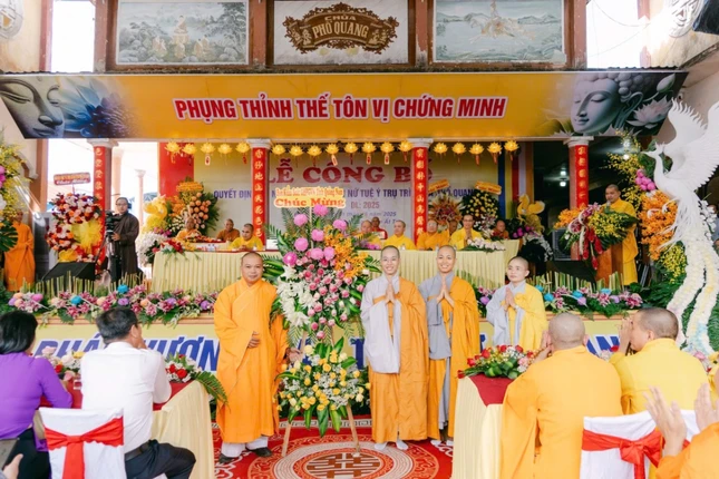 Sư cô tân trụ trị nhận hoa chúc mừng