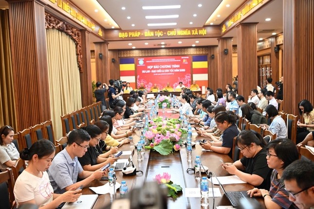 Quang cảnh buổi họp